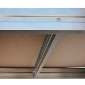 Detailansicht: Verzinktes Schwerlastregal mit Spanplatte und Rivet-Stecksystem.