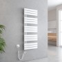 Weißer elektrischer Badheizkörper 50x132cm mit Thermostat und Timer, vertikal an grauer Wand im Bad.