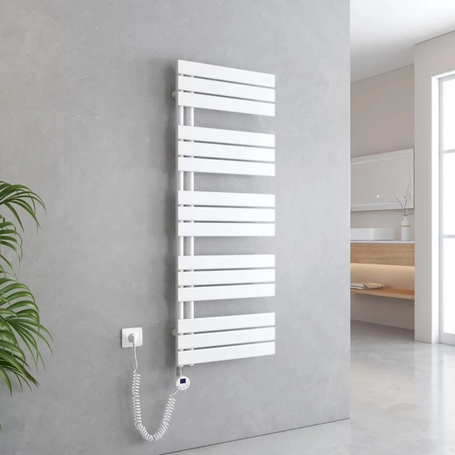 Weißer elektrischer Badheizkörper 50x132cm mit Thermostat und Timer, vertikal an grauer Wand im Bad.