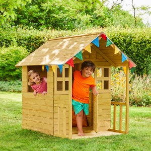 Zwerkules Spielhaus Villa aus Holz mit Kindern und bunter Girlande im Garten.