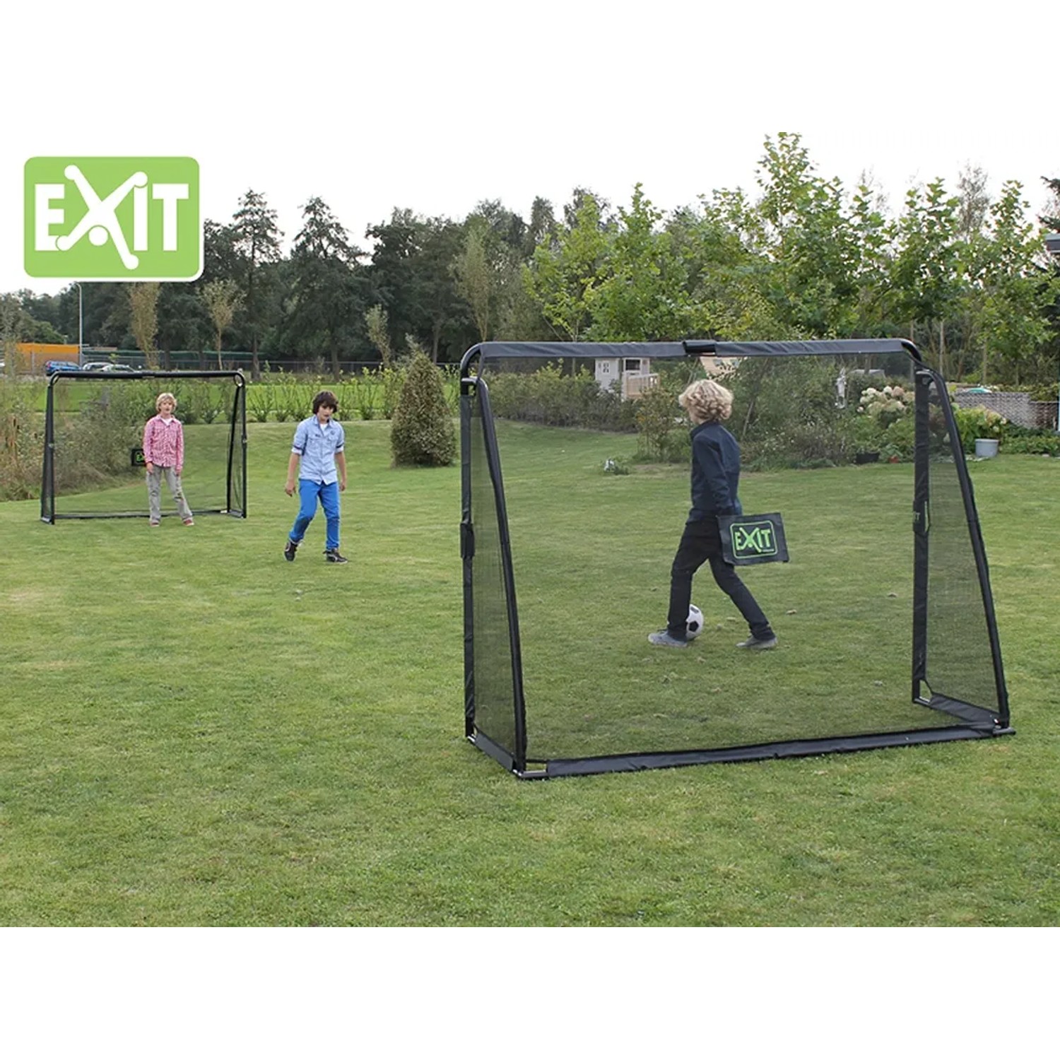 Schwarzes EXIT Coppa Fußballtor (220x170cm) mit Trainingswand im Garten.