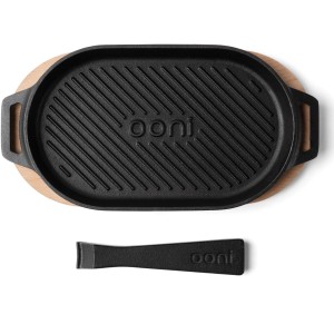 Ooni Grillpfanne aus Gusseisen mit Holzbrett und abnehmbarem Griff. Ideal für Grillmarkierungen.