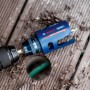 Bosch Expert Lochsäge Construction Material Ø 127 mm im Einsatz auf Holz, blaue Ausführung.