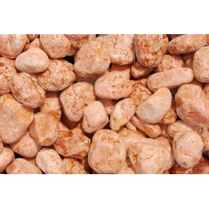 Nahaufnahme: Verona-Rot Marmor Zierkiesel, 40-60 mm, ideal für Garten- und Landschaftsbau.