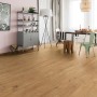 Wohnraum mit wasserfestem Laminat Major Oak von Kronoflooring Binyl Pro, Landhausdielenoptik.