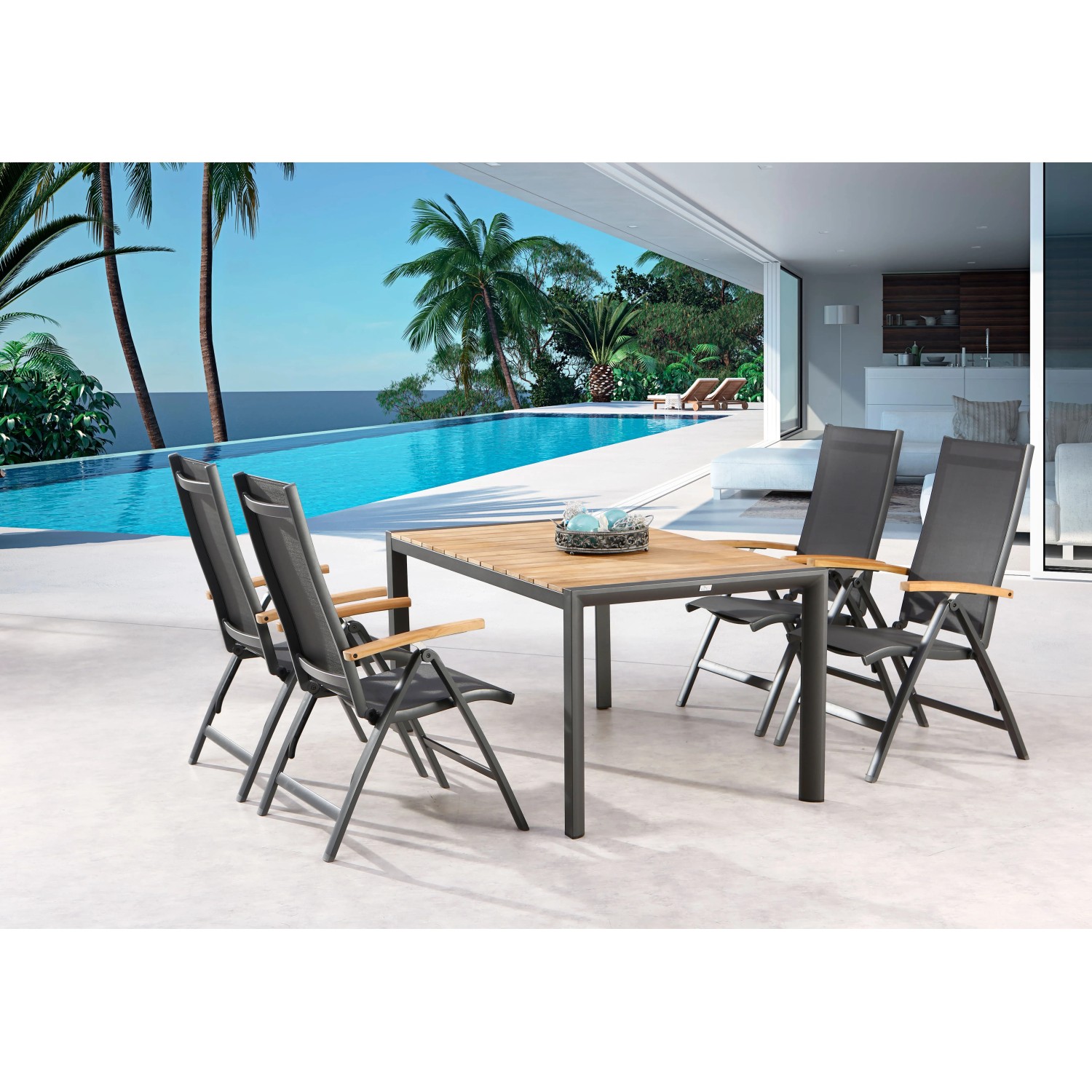 Gartenmöbel-Set mit Klappsesseln Cavalese in Anthrazit/Teak FSC® und Tisch am Pool.
