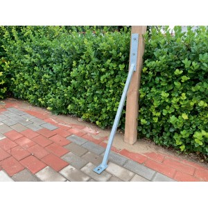 Verzinkter Stahl Sturmanker 50x120x950 mm zur Mastverstärkung, montiert an einem Holzpfosten.
