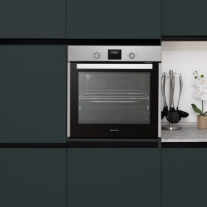 Respekta Herdset Diman + Alois: Einbaubackofen in Edelstahloptik mit schwarzer Glasfront in moderner Küche.