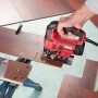 Rote Skil Stichsäge 4530AA (550 W) im Einsatz beim Holzsägen.