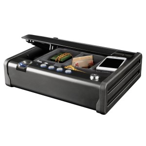Offener, schwarzer Master Lock Tresor mit Fingerabdrucksensor, befüllt mit Wertsachen.