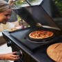 Frau backt Pizza auf Char-Broil Versa-Tile Griddle Gasgrill mit Pizza-Aufsatz.