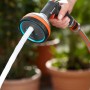 Gardena Premium Multibrause in Aktion: Hand hält Gartenspritze mit Wasserstrahl. Ideal für Gartenbewässerung.