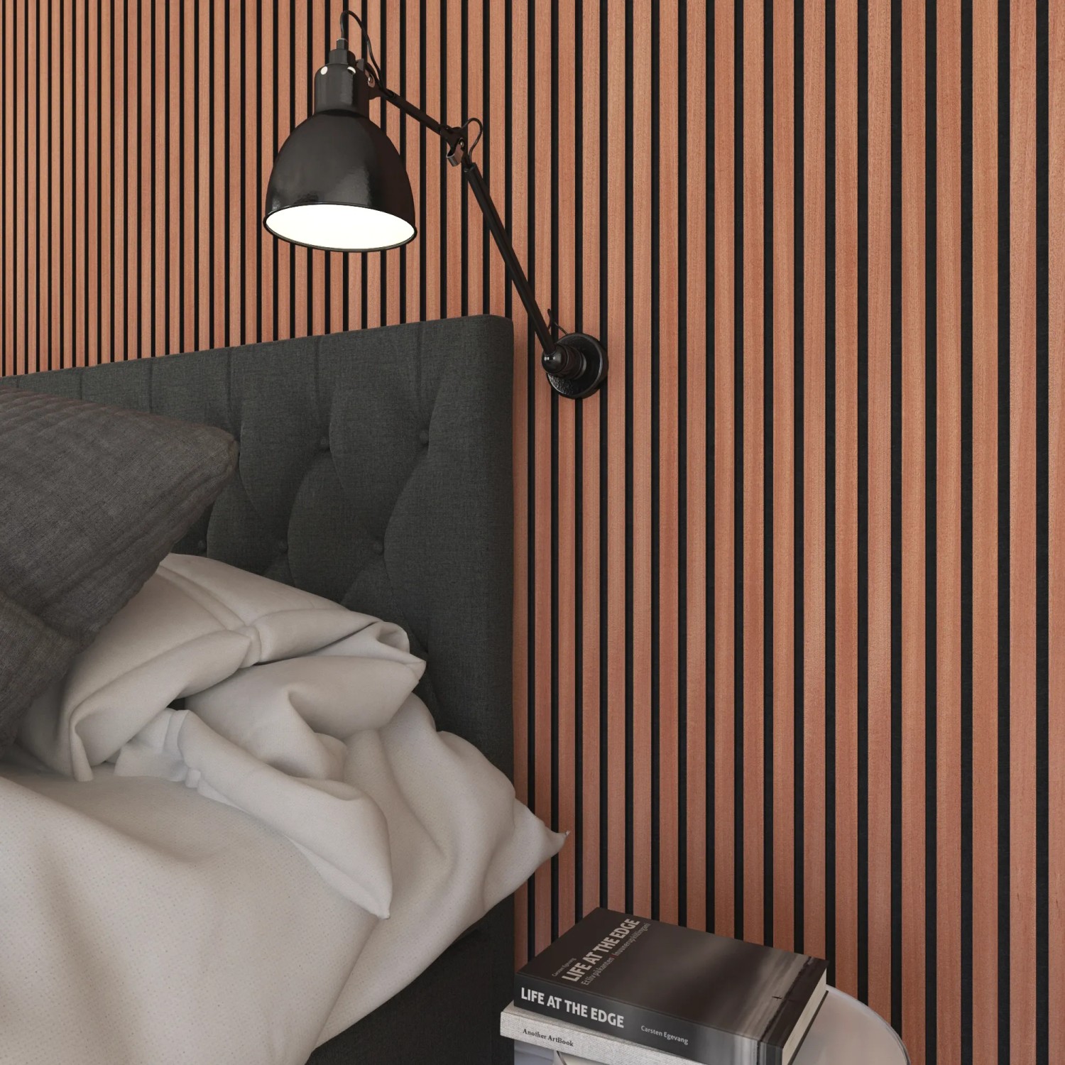Akustikpaneel Mahagoni an Wand hinter Bett mit Lampe. Holzpaneel für bessere Raumakustik.