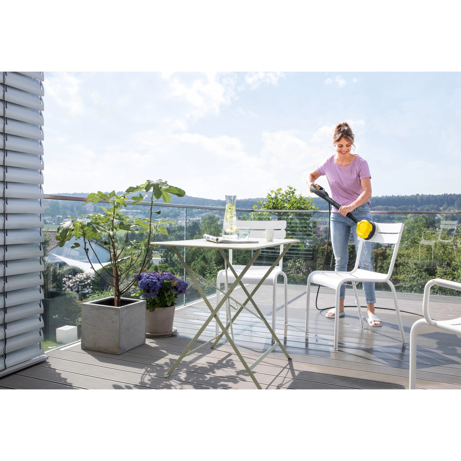 Frau reinigt Gartenstuhl mit Kärcher Universalreiniger RM 555. Reinigungsmittel für wasserbeständige Oberflächen.