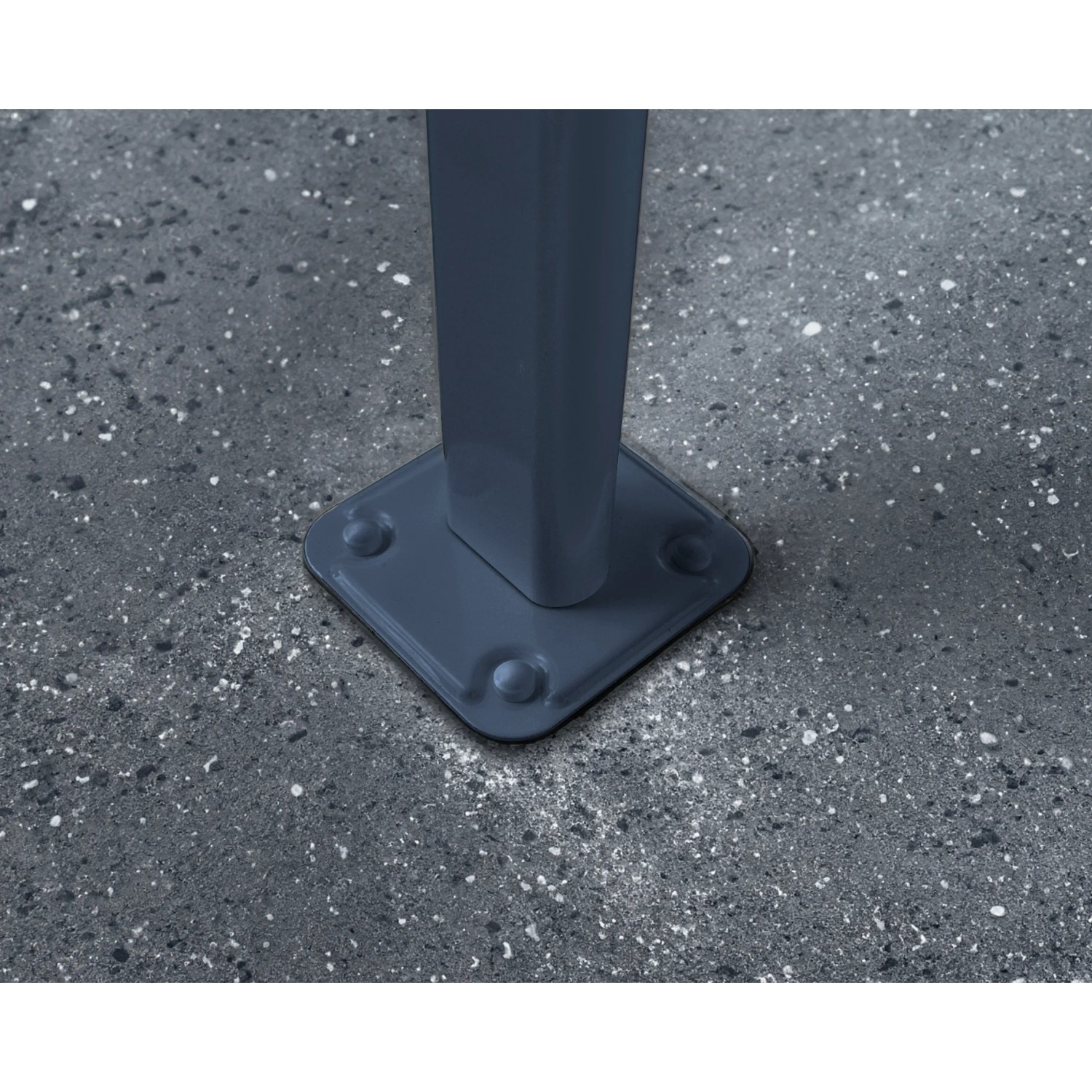 Detailaufnahme: Graue Palram Sierra Terrassenüberdachung, Pfostenfuß auf Betonboden.