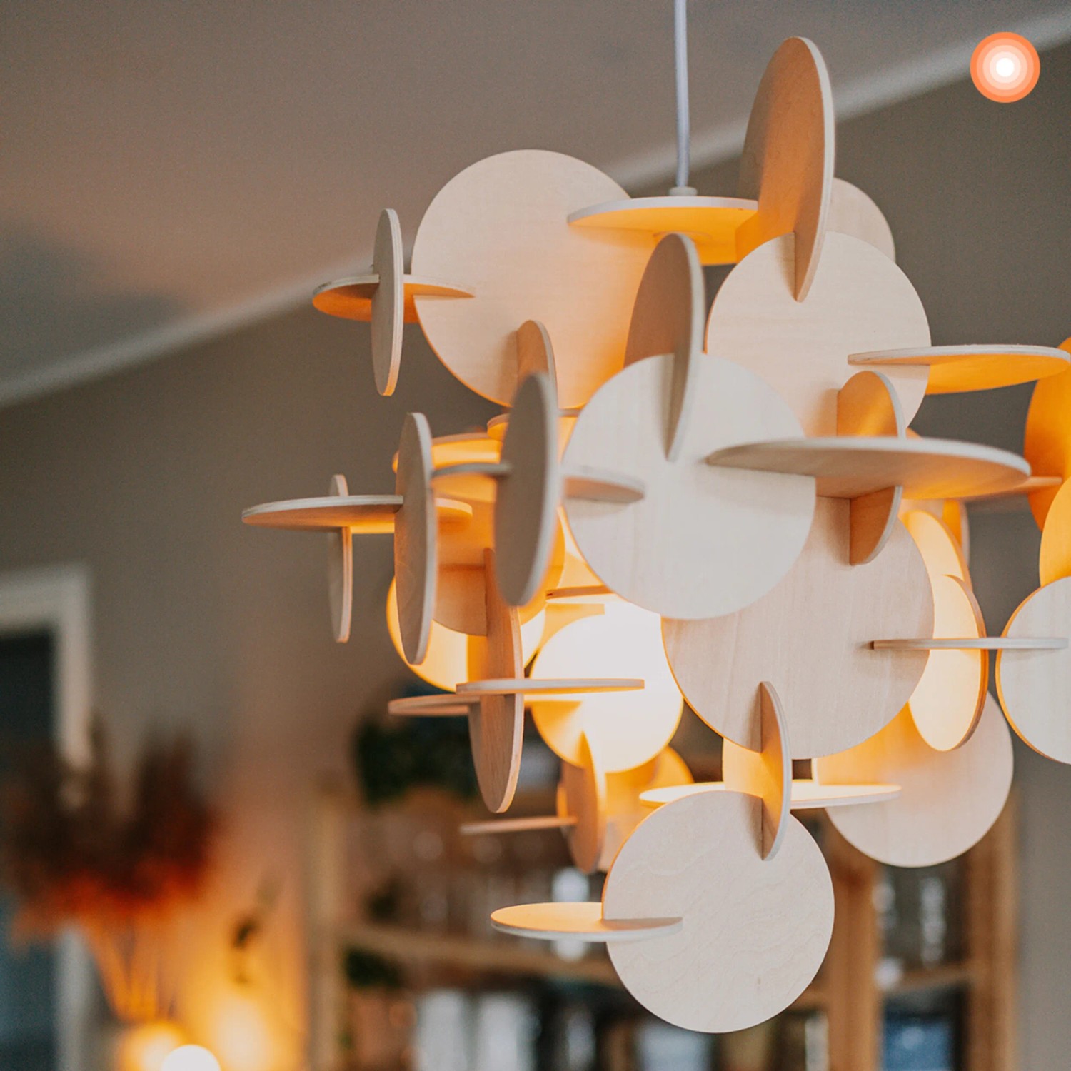 Ledvance Sun@Home Smart+ Leuchte in Glühlampenform, Ø 6cm, mit Holzscheiben verziert.