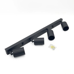 Schwarze Lamkur Deckenleuchte Prisma mit 4 Lampen und geriffelten Lampenschirmen.