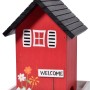 Rotes Dobar Vogelhaus Ambiente mit schwarzem Dach und "Welcome" Schild, aus FSC®-Holz.