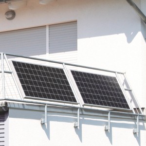 Absaar Solar Balkonkraftwerk-Set mit zwei Solarmodulen auf einem Balkon.