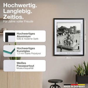 Eleganter K-Möbel Aluminium Bilderrahmen DIN A4, schwarz, mit weißem Passepartout und Antireflex-Kunstglas.