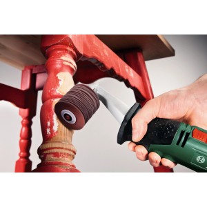 Bosch Schleifwalze SW 60 K80 im Einsatz an einem rot lackierten Tischbein.