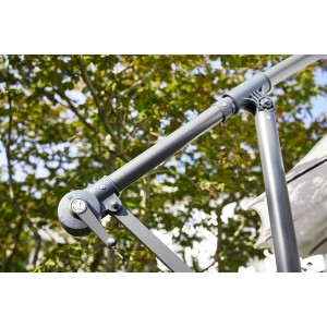 Detailaufnahme: Kurbelmechanik des weißen Ampelschirms (Ø 280 cm) zur einfachen Bedienung.