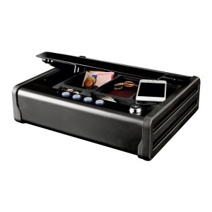 Offener, schwarzer Master Lock Tresor MLD08E mit Wertsachen. Kompakter Tresor für Zuhause.