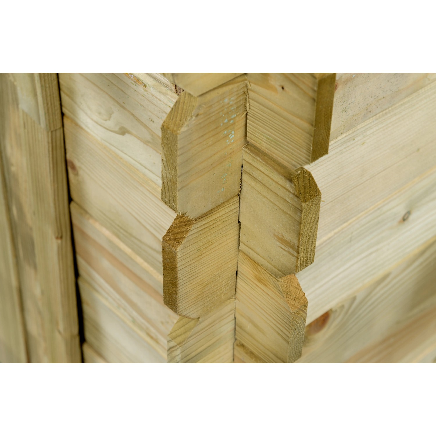 Detailansicht der Eckverbindung des SwingKing Spielhaus Davey aus imprägniertem Holz.