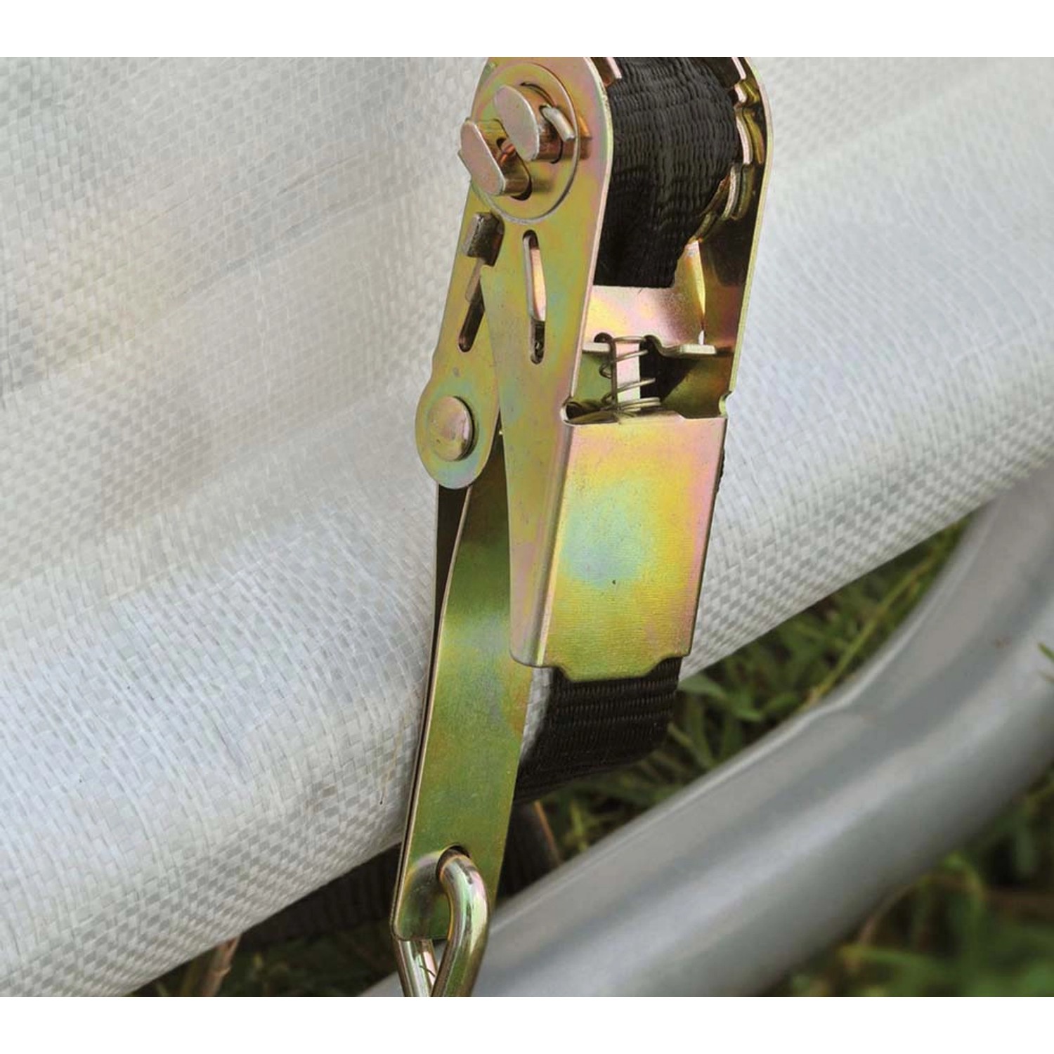 Detailaufnahme: Spanngurt am ShelterLogic Foliengewächshaus, weiße Plane und Stahlgestell.