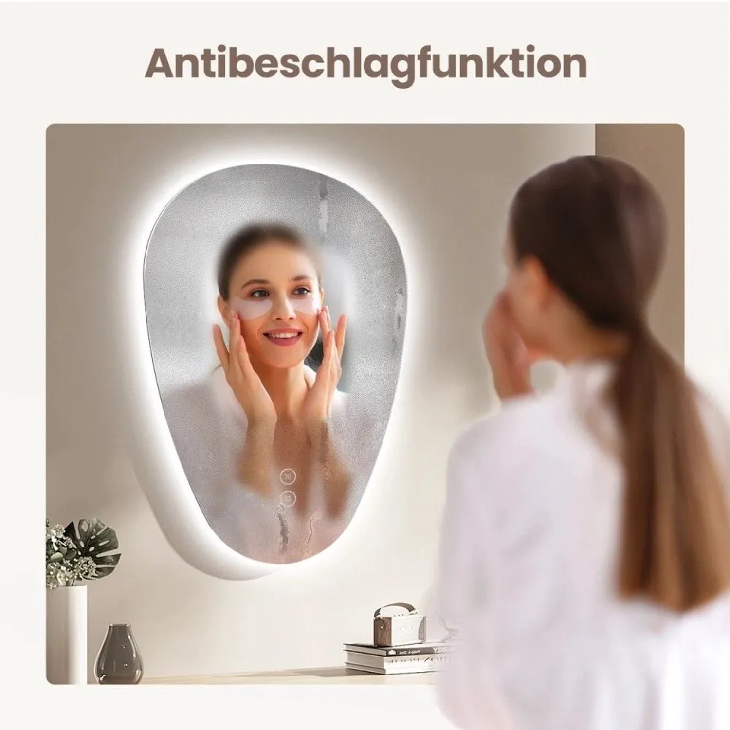 Asymmetrischer Emke LED Badspiegel 70x50 cm mit Anti-Beschlag. Frau nutzt den beleuchteten Spiegel, der klar bleibt.