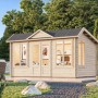 Helles Palmako Gartenhaus Claudia Pent, 400x300 cm, mit Fenster und Doppeltür im Garten.
