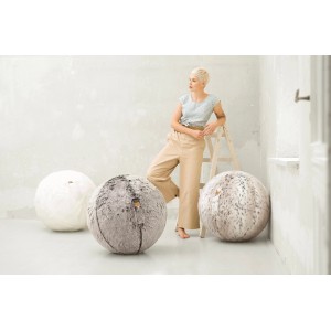Sitting Ball Hocker Skins Schneeluchs, 3 Hocker in Weiß und Fellimitat-Muster.
