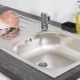 Spüle der Respekta Küchenzeile GLRP320HWWM, Edelstahl, mit Armatur, Spülmittel und Geschirr.