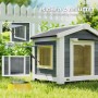 Grau-weiße PawHut Hundehütte aus Tannenholz im Garten, mit Hebefenster und Türklappe für Belüftung. Outdoor-Hundezwinger.