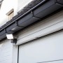 Lutec LED-Außenstrahler Sunshine mit schwenkbarem Kopf an Hauswand montiert.