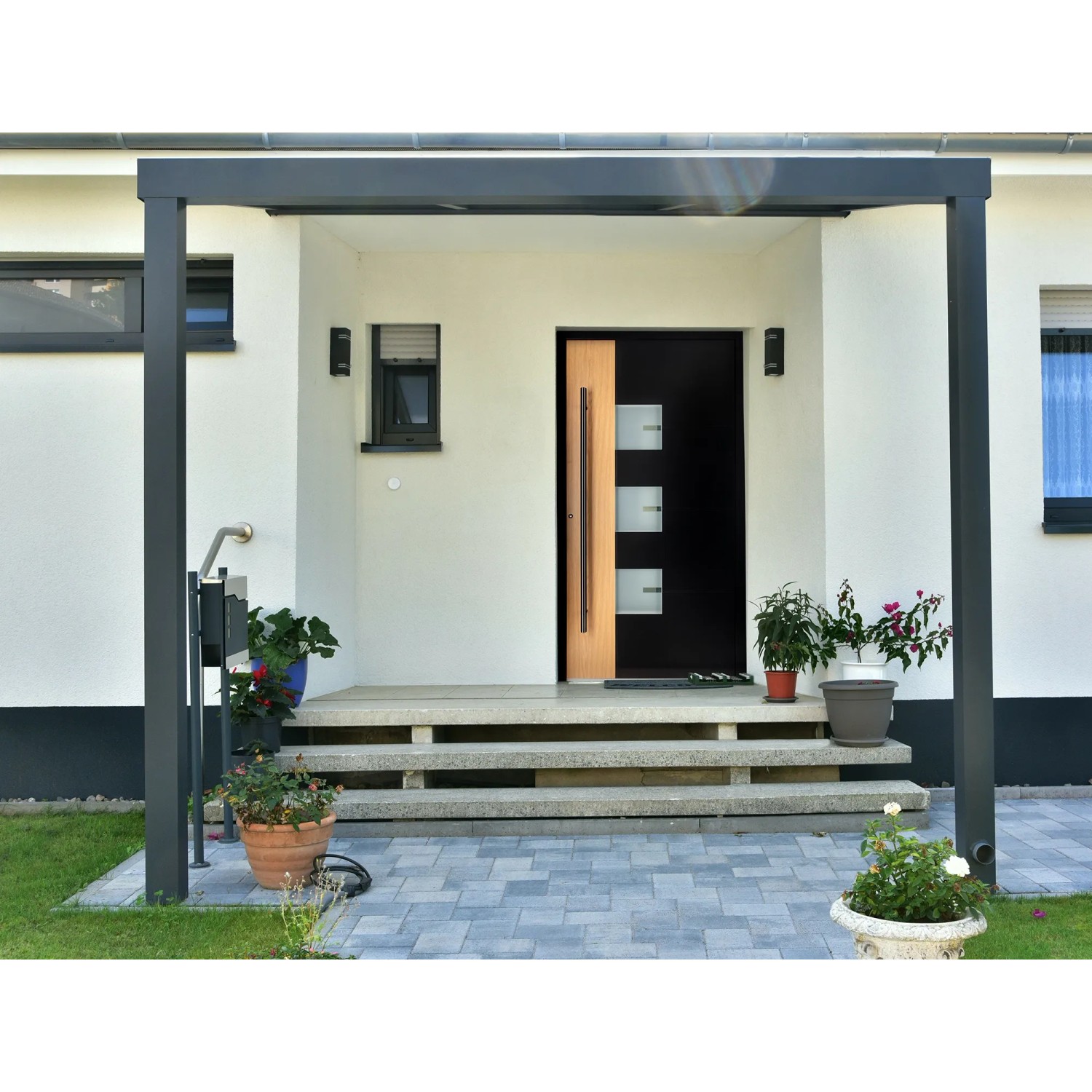 Moderne, schwarz-eichefarbene Haustür mit Glaseinsätzen, Modell M330P Bicolor Wood, 110x210 cm.