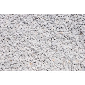 Nahaufnahme von weißem Marmorsplitt Carrara (9-12 mm) als Zierkies.