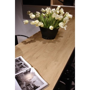 Kaindl Arbeitsplatte Eiche Endgrain Classic, 410 cm, mit Blumen und Buch