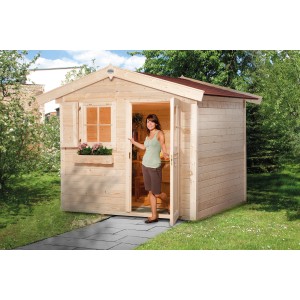 OBI Holz-Gartenhaus Bozen, unbehandelt, mit Frau in der offenen Tür. Ideal als Gerätehaus oder Gartenlaube.