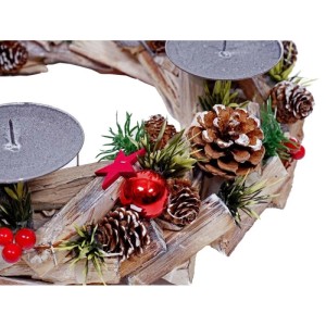 Adventskranz aus Holz mit 4 roten Kerzen und weihnachtlicher Deko.
