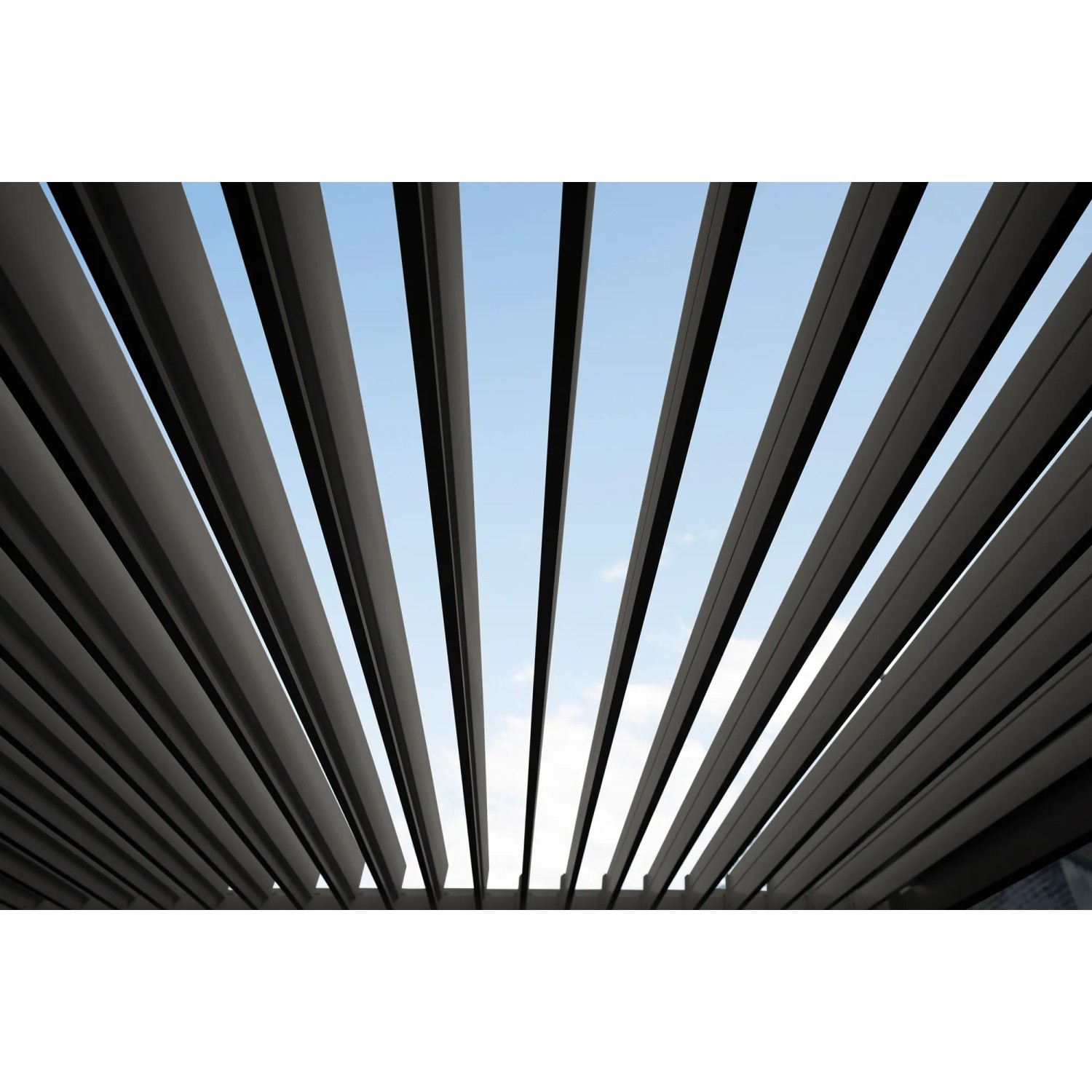 Detailaufnahme der Lamellen einer Best Terrassenüberdachung Cadiz mit Blick zum Himmel.