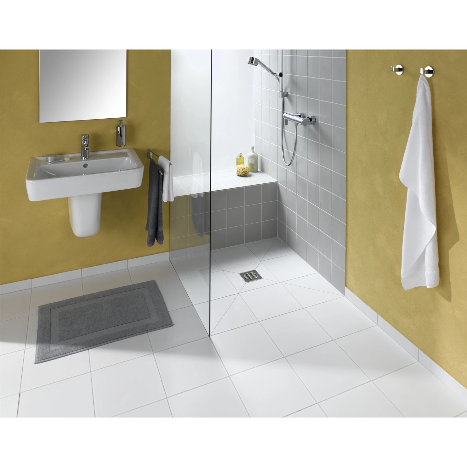 Bodenebenes, rechteckiges Duschboard mit senkrechtem Ablauf in modernem Badezimmer.