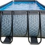 Rechteckiger, grauer EXIT Stone Pool mit Steinmuster, Stahlrahmen, Filterpumpe und Leiter.