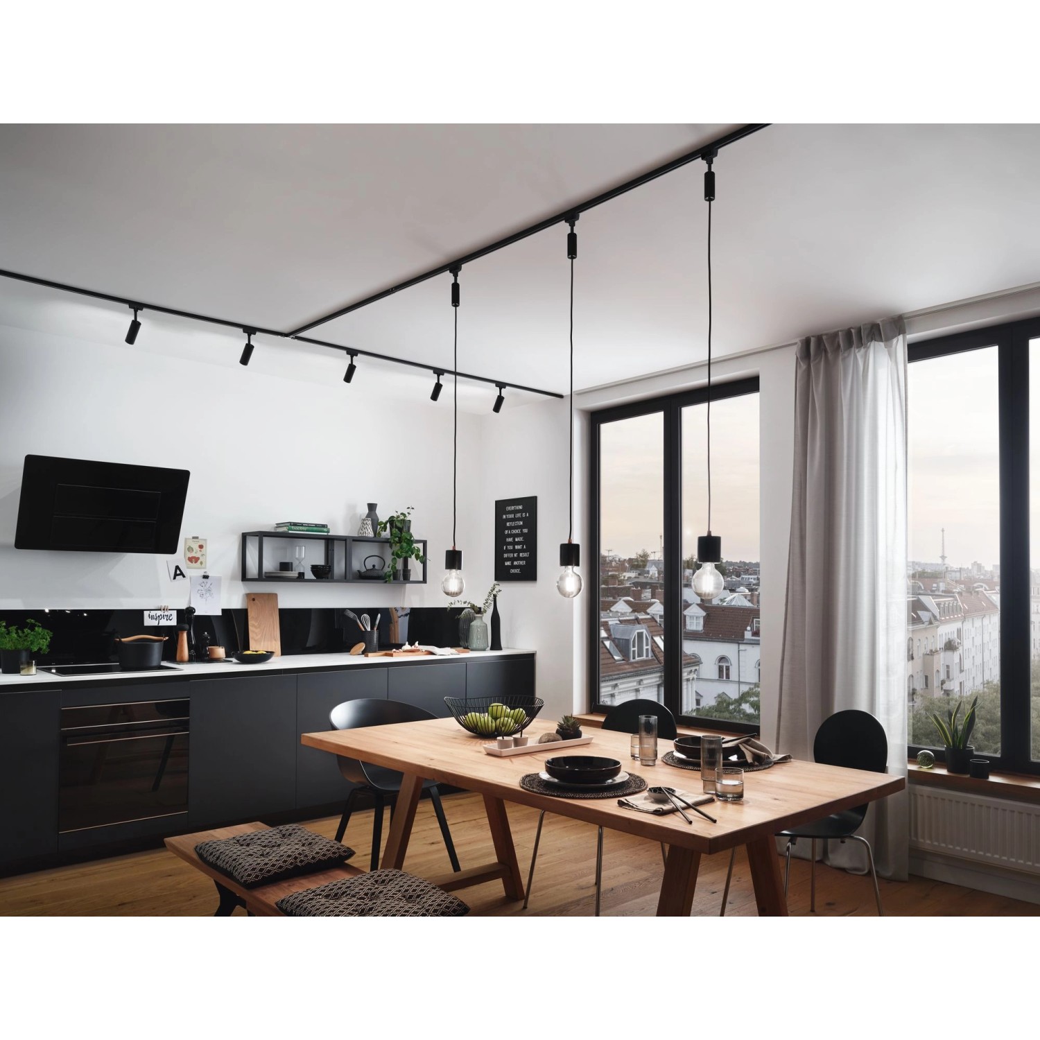 Schwarzes URail Schienensystem von Paulmann in moderner Küche mit Esstisch und Fenster.