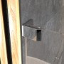 Detailaufnahme: Chromfarbene Halterung der Duschabtrennung Brava Walk-In.