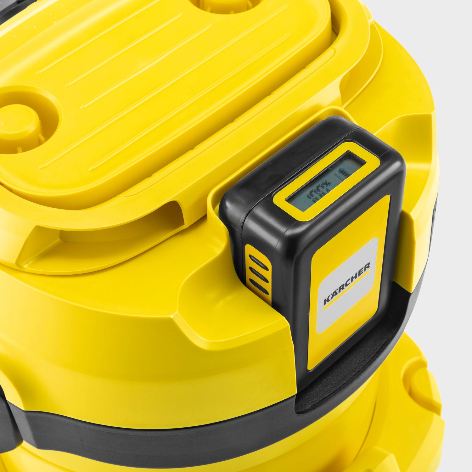 Detailaufnahme: Gelber Kärcher Akku Nass-Trockensauger WD 2-18 mit eingesetztem Akku.