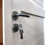 Detailaufnahme der Designtür mit Griff und Schlüssel des weka Holz-Gartenhauses 224 A in Schwedenrot.