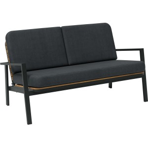 Lounge-Set Olary: 2-Sitzer Sofa mit Akazienholz und dunklen Kissen.