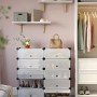 Weißes Songmics Steckregal Damion mit 10 Fächern und Türen. Modulares Schuhregal für Kleidung und Schuhe.
