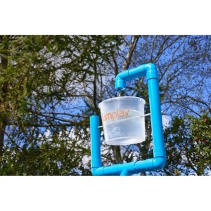 Plum Water Park Eimer-Dusche: Blaues Outdoor-Wasserspiel für Kinder, Eimer füllt sich mit Wasser im Garten.